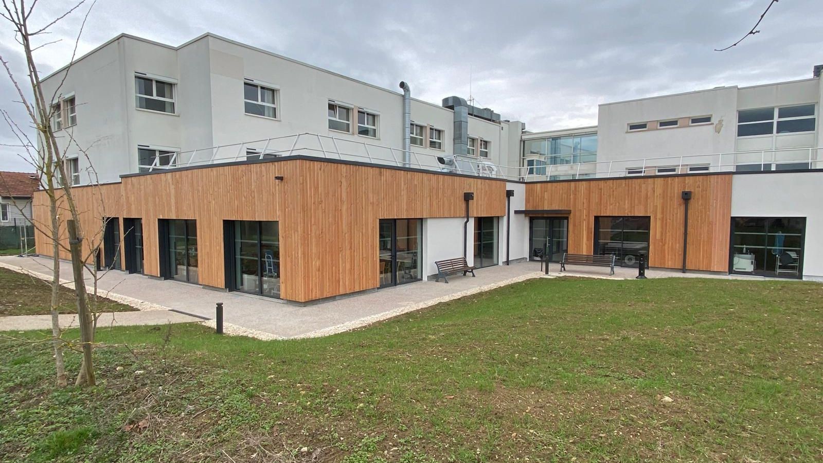 Bardage bois et habillage de façades sur une extension de bâtiment réalisée par Bat Est